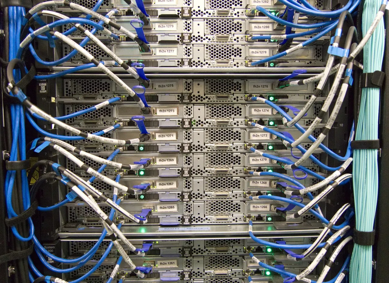 Foto de archivo: sala de servidores con cables desordenados