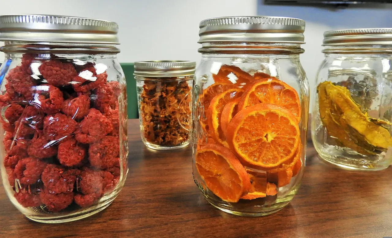Foto de archivo: estantes de despensa con alimentos tradicionales