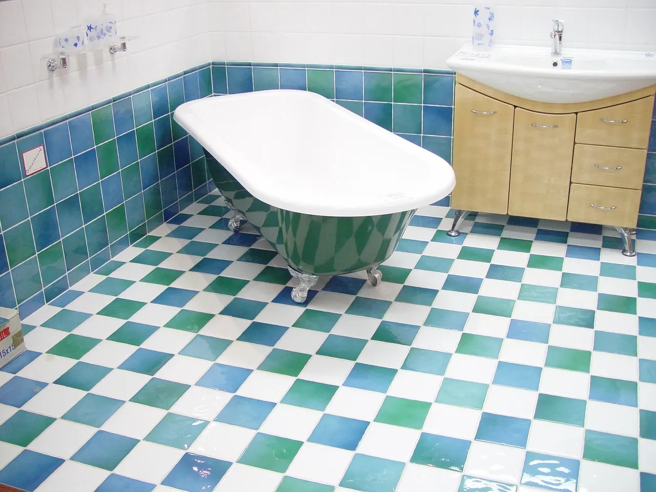 Foto de archivo: apartamento diminuto con baño compartido