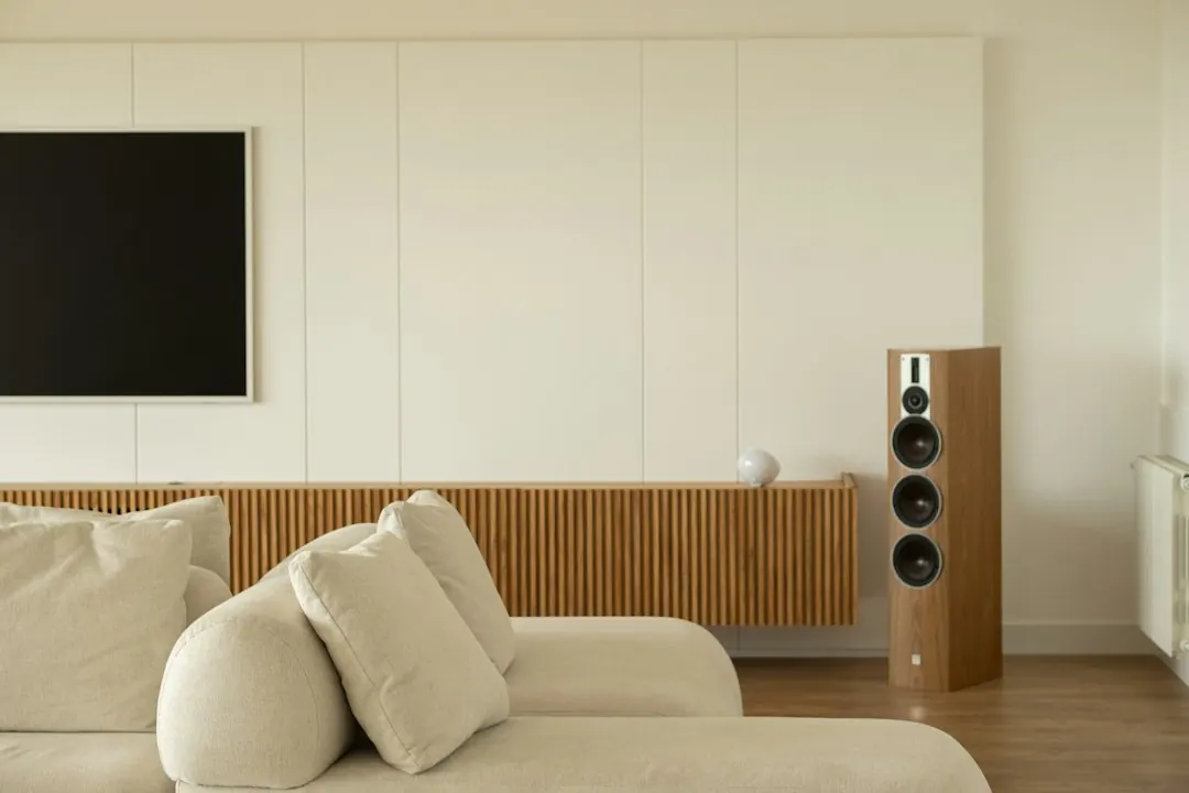 Foto de archivo: altavoz inteligente en un salón moderno