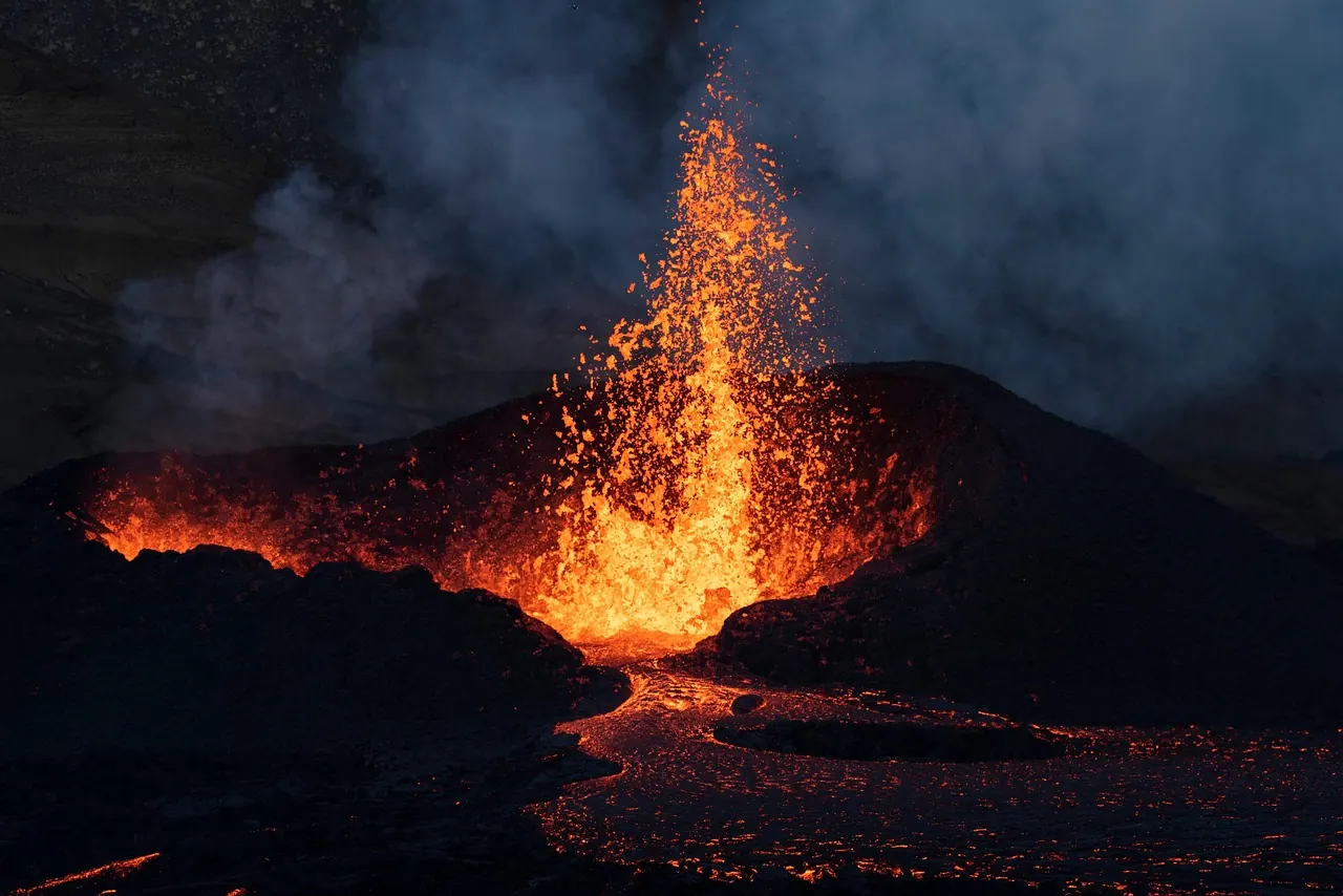 Foto de archivo: paisaje volcánico con lava ardiente