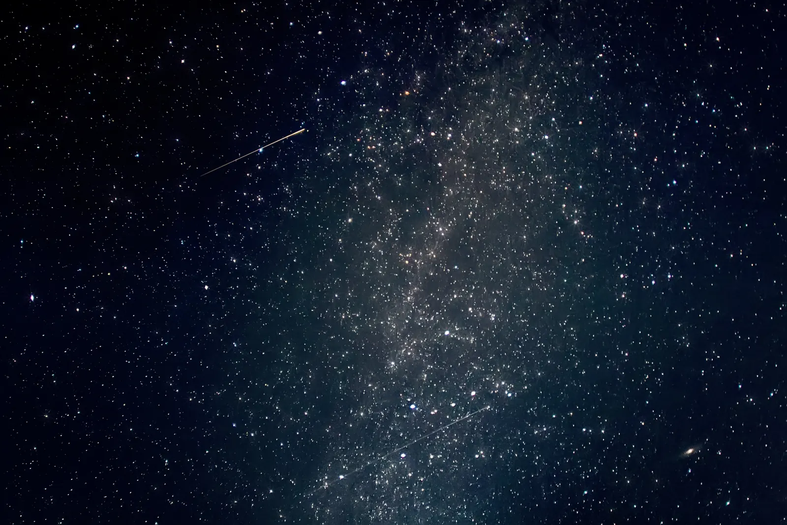 Foto de archivo: estela de satélite en cielo nocturno