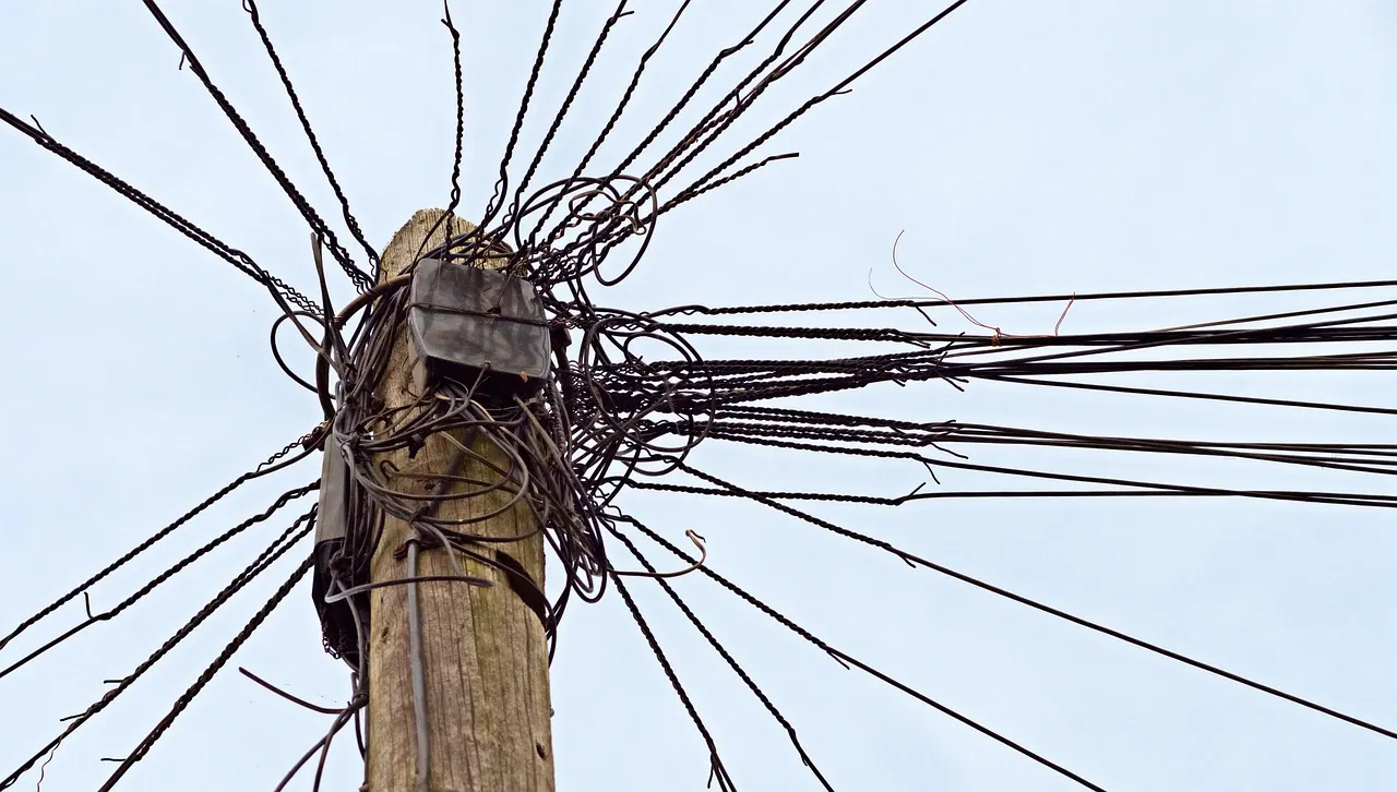 Foto de archivo: maraña de cables y regletas enredados