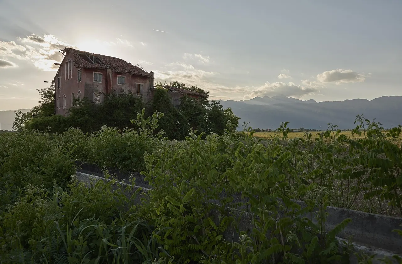 Foto de archivo: edificio residencial en obras abandonado