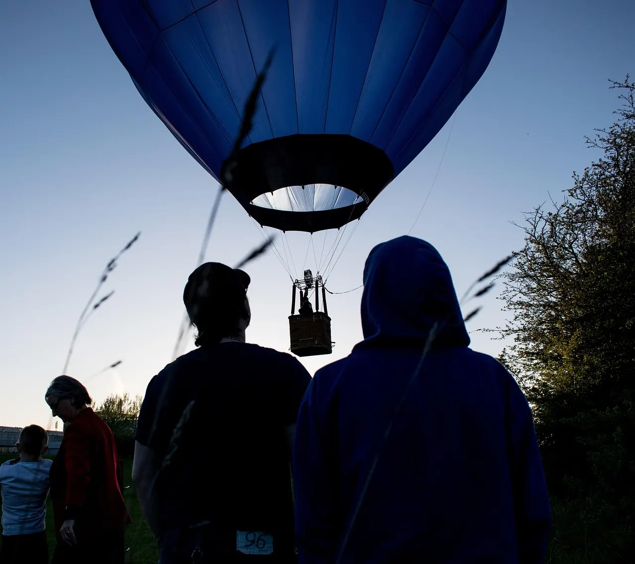 Foto de archivo: personas flotando en el aire