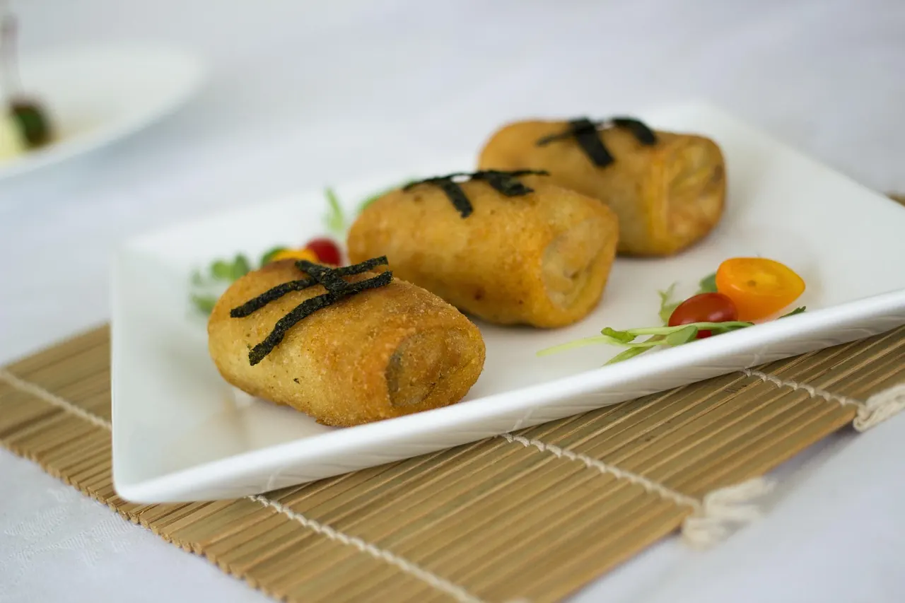 Foto de archivo: plato de croquetas calientes recién hechas