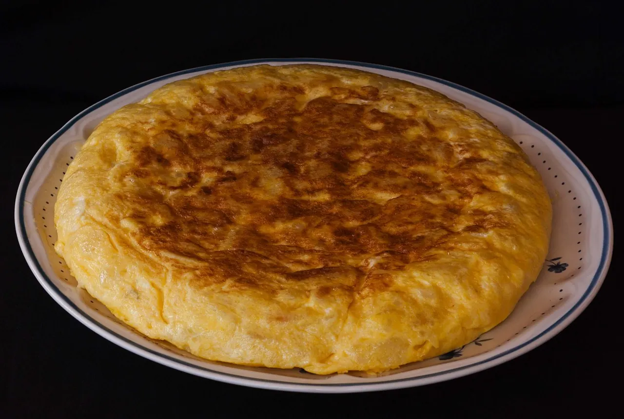 Foto de archivo: un plato de tortilla de patatas