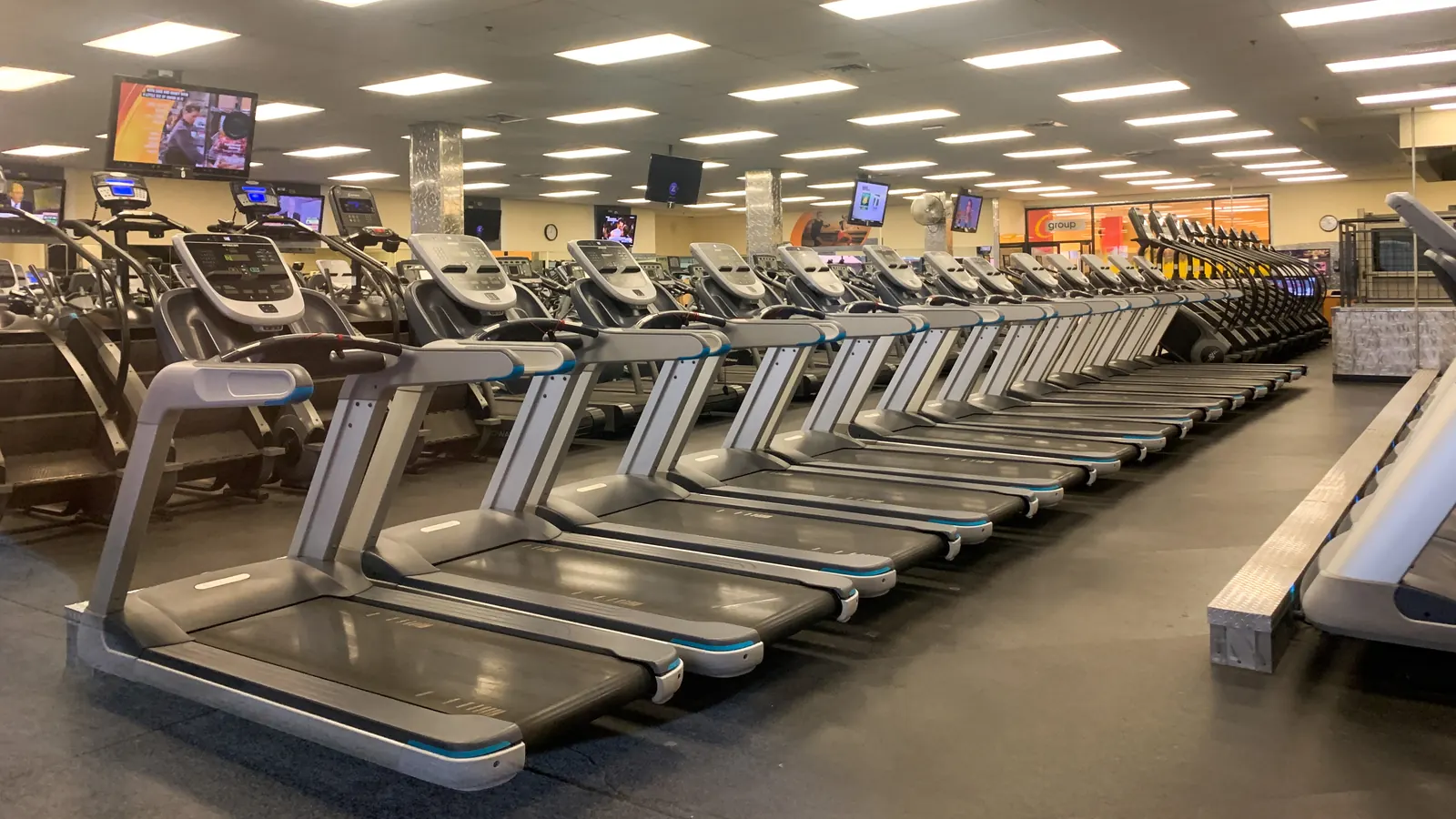Foto de archivo: cinta de correr en gimnasio vacío
