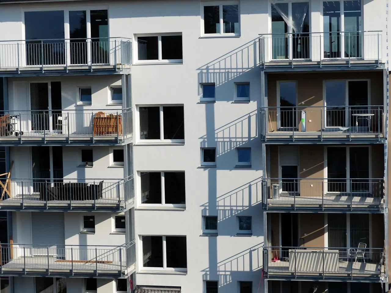 Foto de archivo: edificio de apartamentos con sombras en balcones