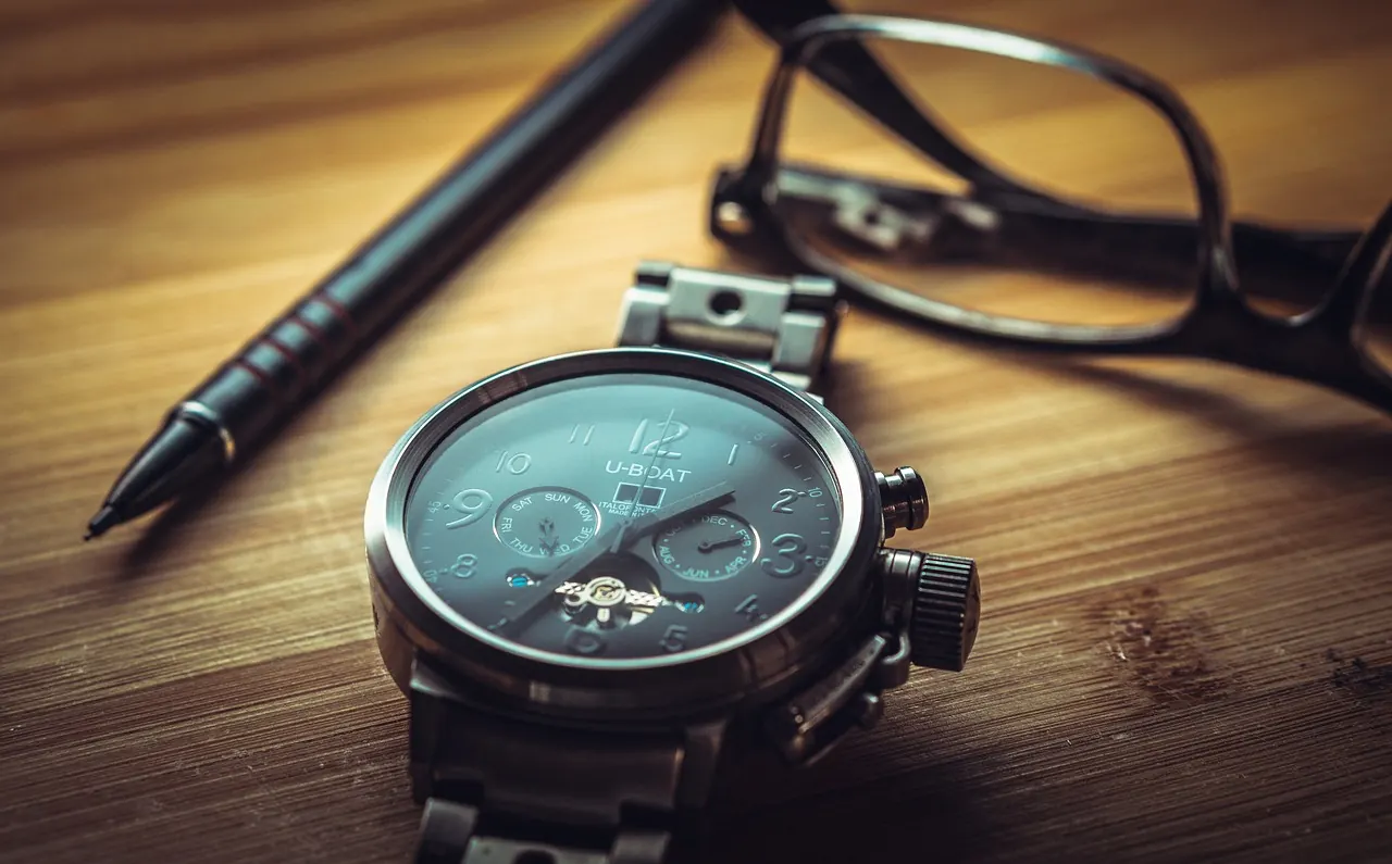 Foto de archivo: reloj de pulsera roto sobre una mesa