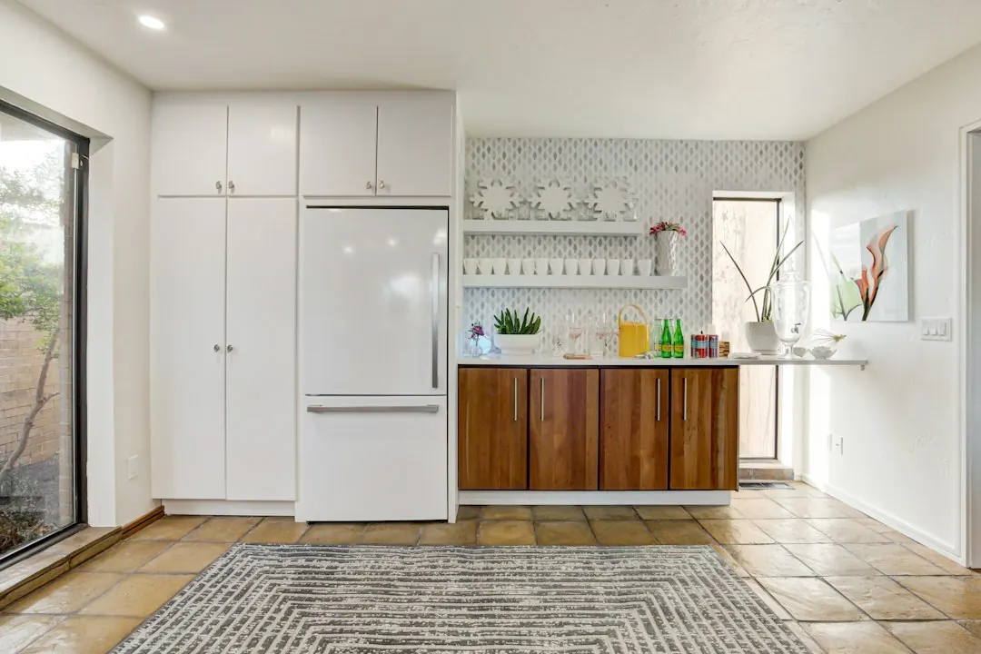 Foto de archivo: nevera abierta en una cocina moderna