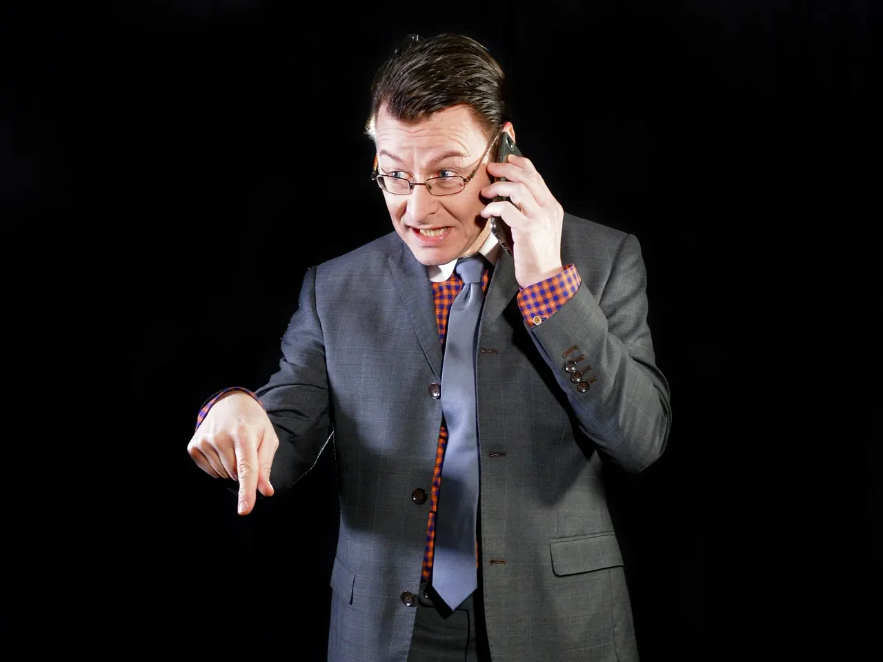 Foto de archivo: hombre estresado mirando el teléfono móvil