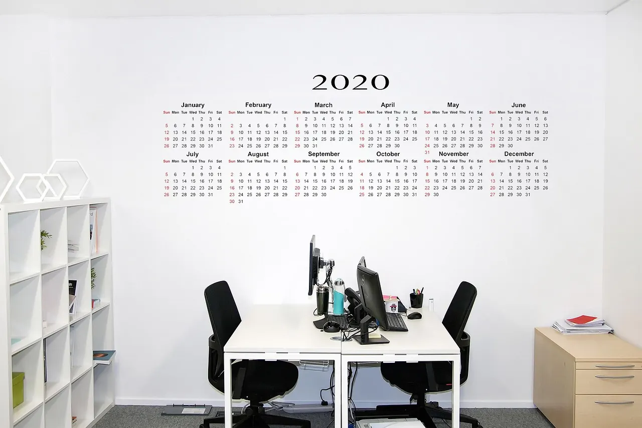 Foto de archivo: un calendario de pared sobre un escritorio