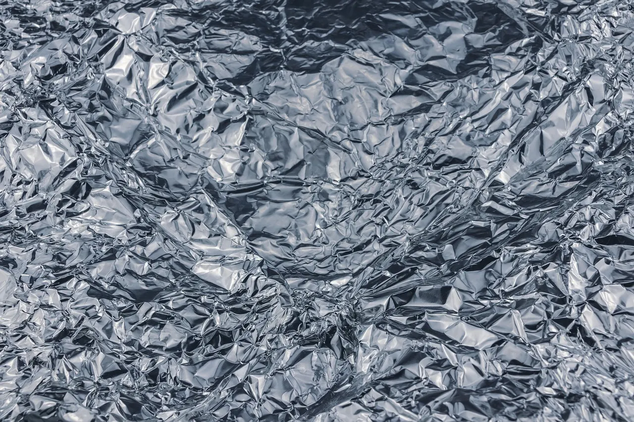 Foto de archivo: persona con sombrero de papel de aluminio