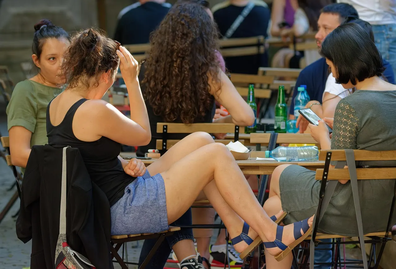 Foto de archivo: gente hablando alto en un restaurante