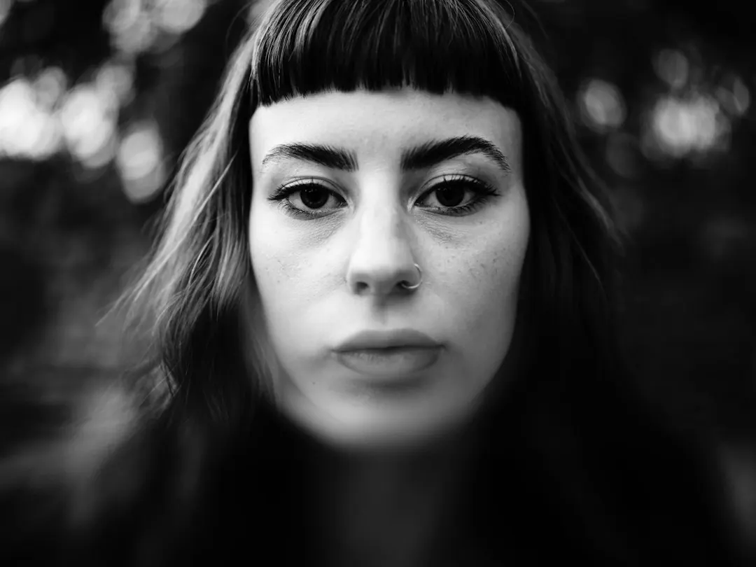 Foto de archivo: mujer joven con peinado de flequillo