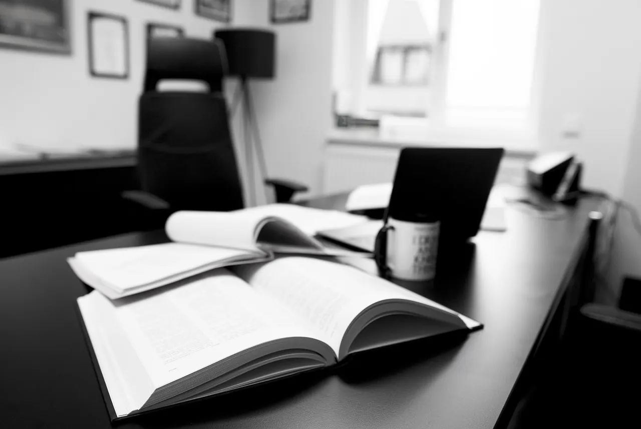 Foto de archivo: libros de derecho sobre un escritorio