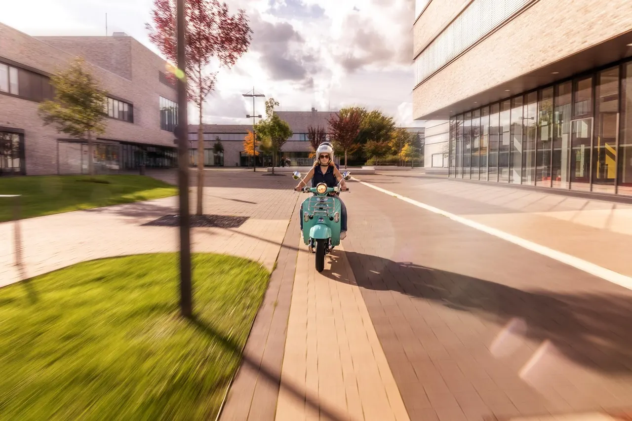 Foto de archivo: patinete eléctrico a gran velocidad