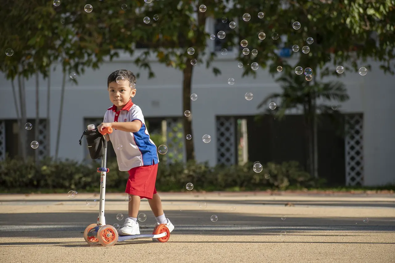 Foto de archivo: patinete eléctrico esquivando peatones en el parque