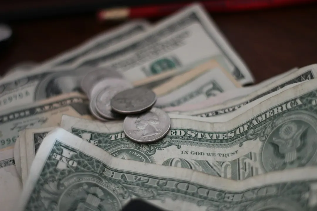 Foto de archivo: coins and banknotes