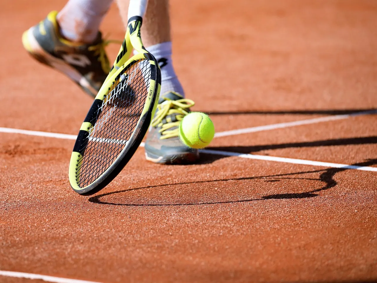 Foto de archivo: pelotas de tenis en la pista