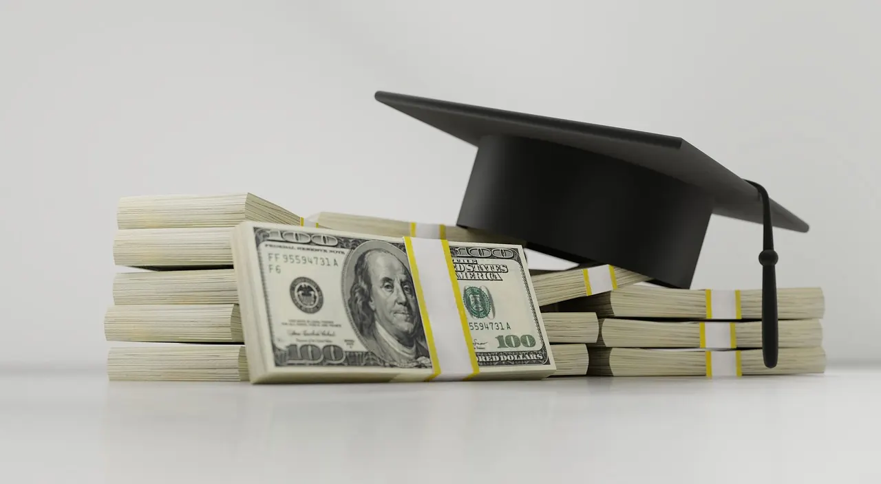 Foto de archivo: estudiante pagando matrícula universitaria con dinero