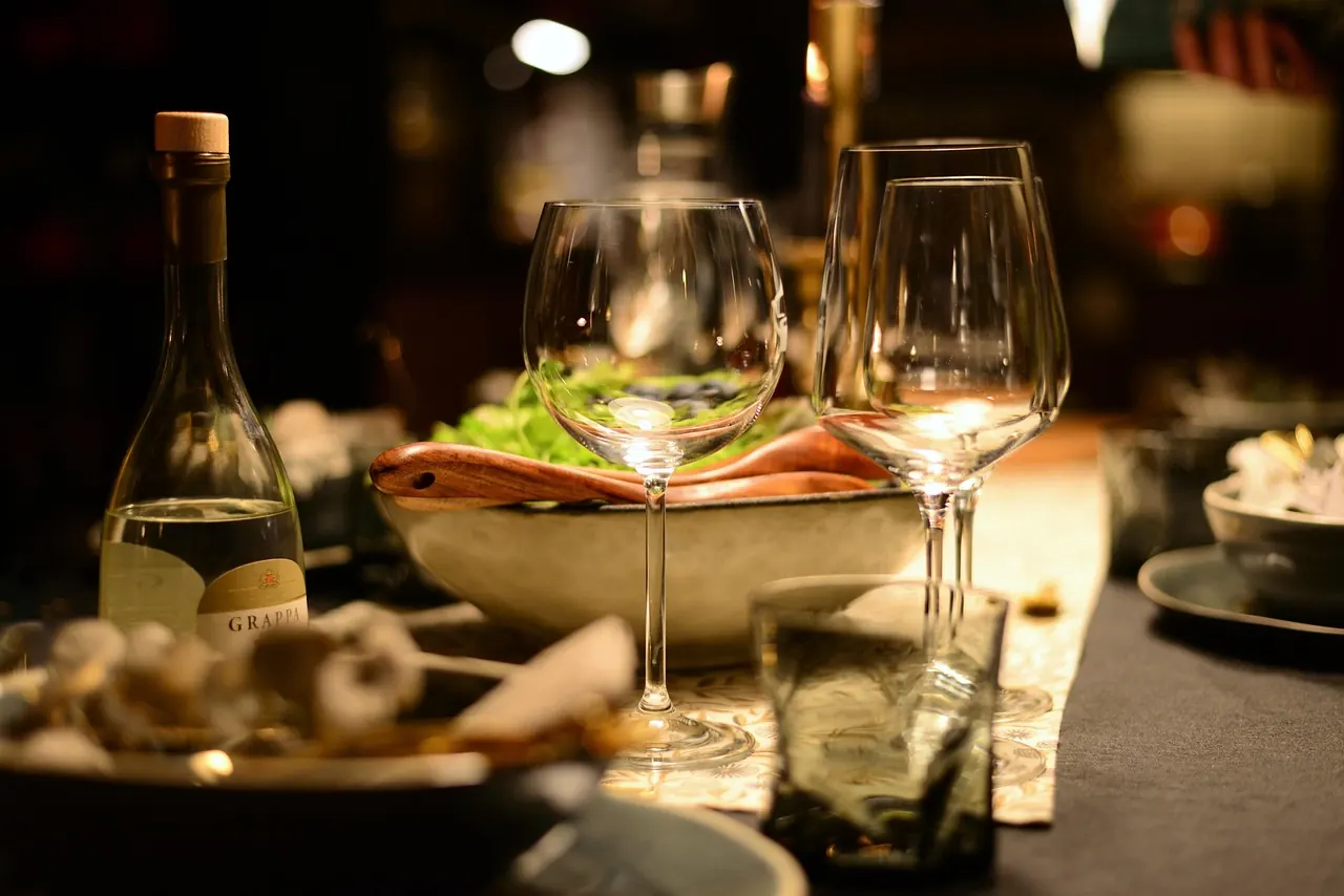 Foto de archivo: mesa de restaurante con comida y vino