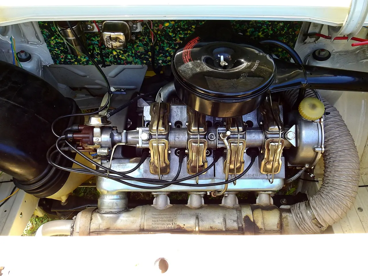 Foto de archivo: motor de combustión de coche moderno