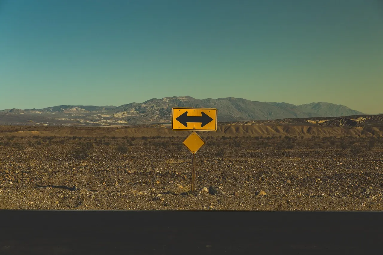 Foto de archivo: cartel de carretera en el desierto