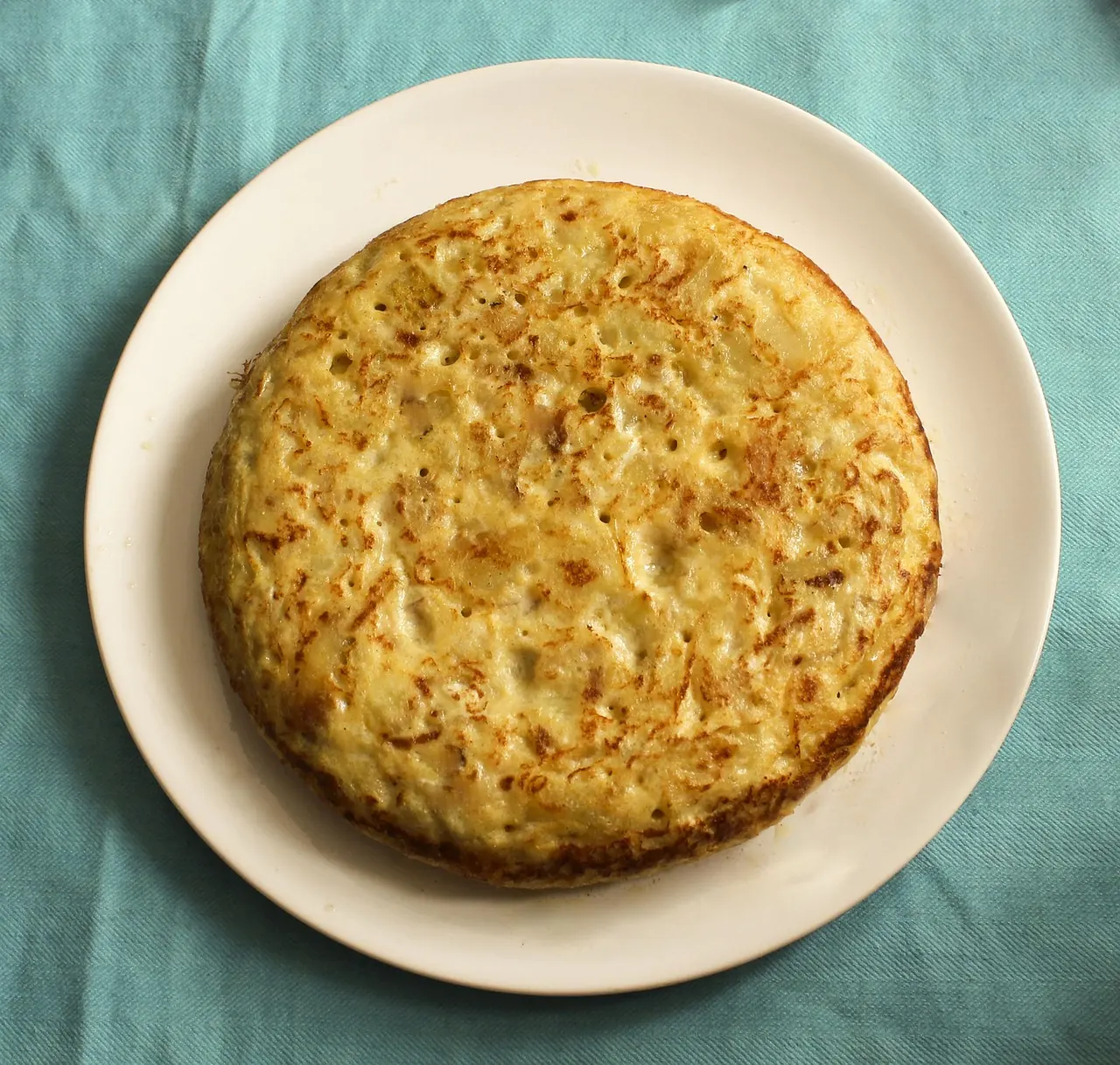 Foto de archivo: tortilla de patatas en un plato