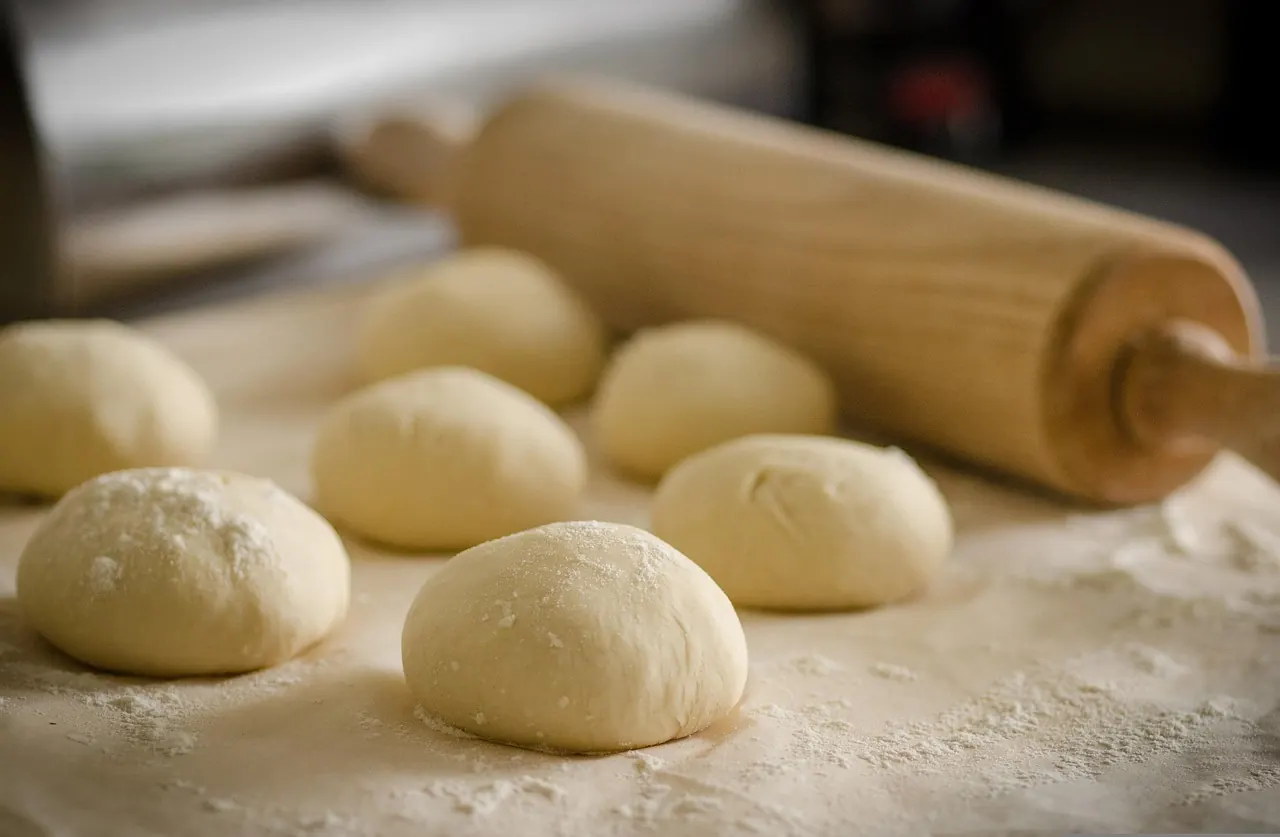 Foto de archivo: masa de pan en una panadería