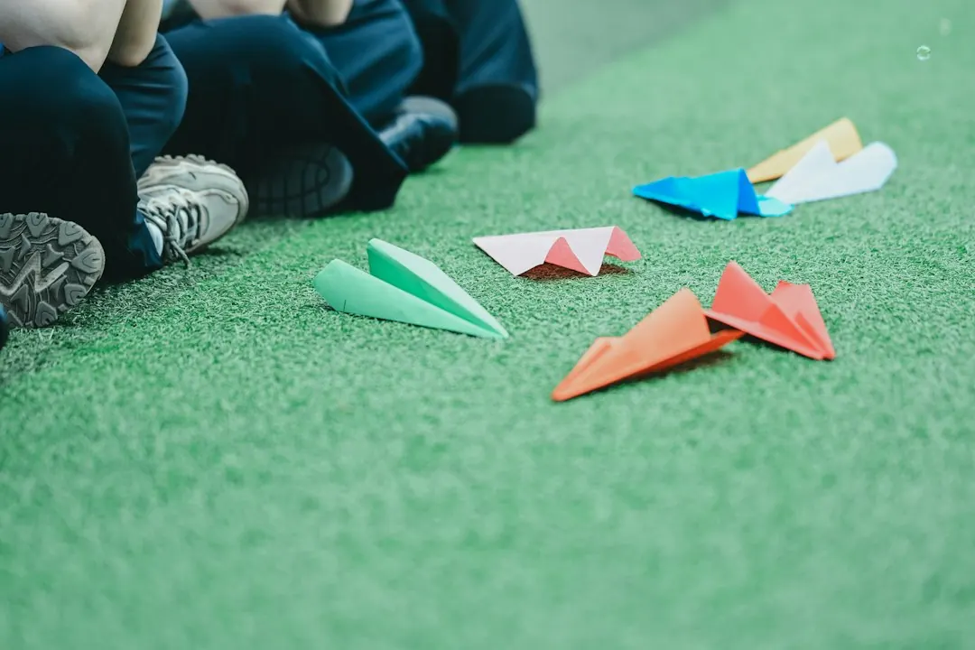 Foto de archivo: aviones de papel en el césped