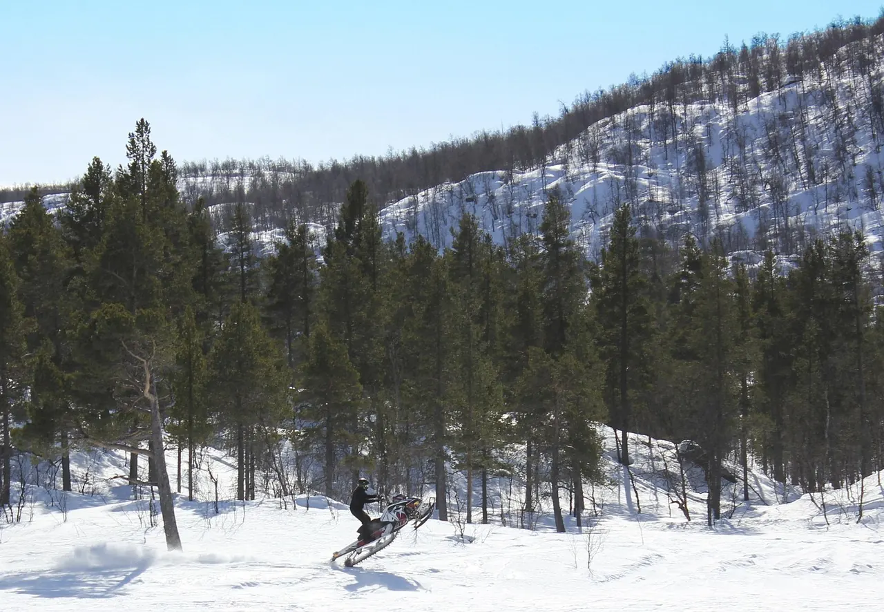 Foto de archivo: patinete eléctrico todoterreno en la montaña