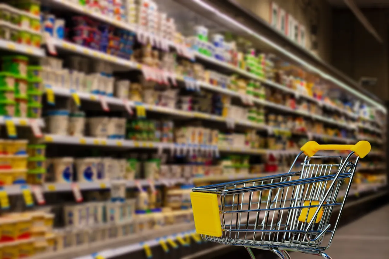 Foto de archivo: carrito de compras en pasillo de supermercado