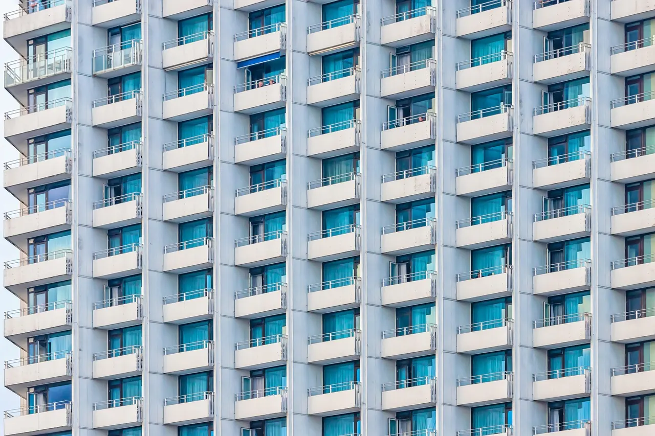 Foto de archivo: balcón de apartamento vacío con vistas
