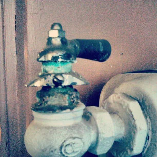 Foto de archivo: termostato de radiador en casa fría