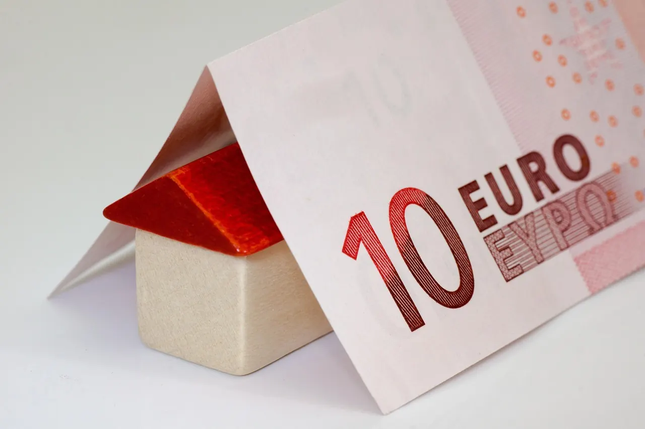 Foto de archivo: billetes de euro junto a una calculadora
