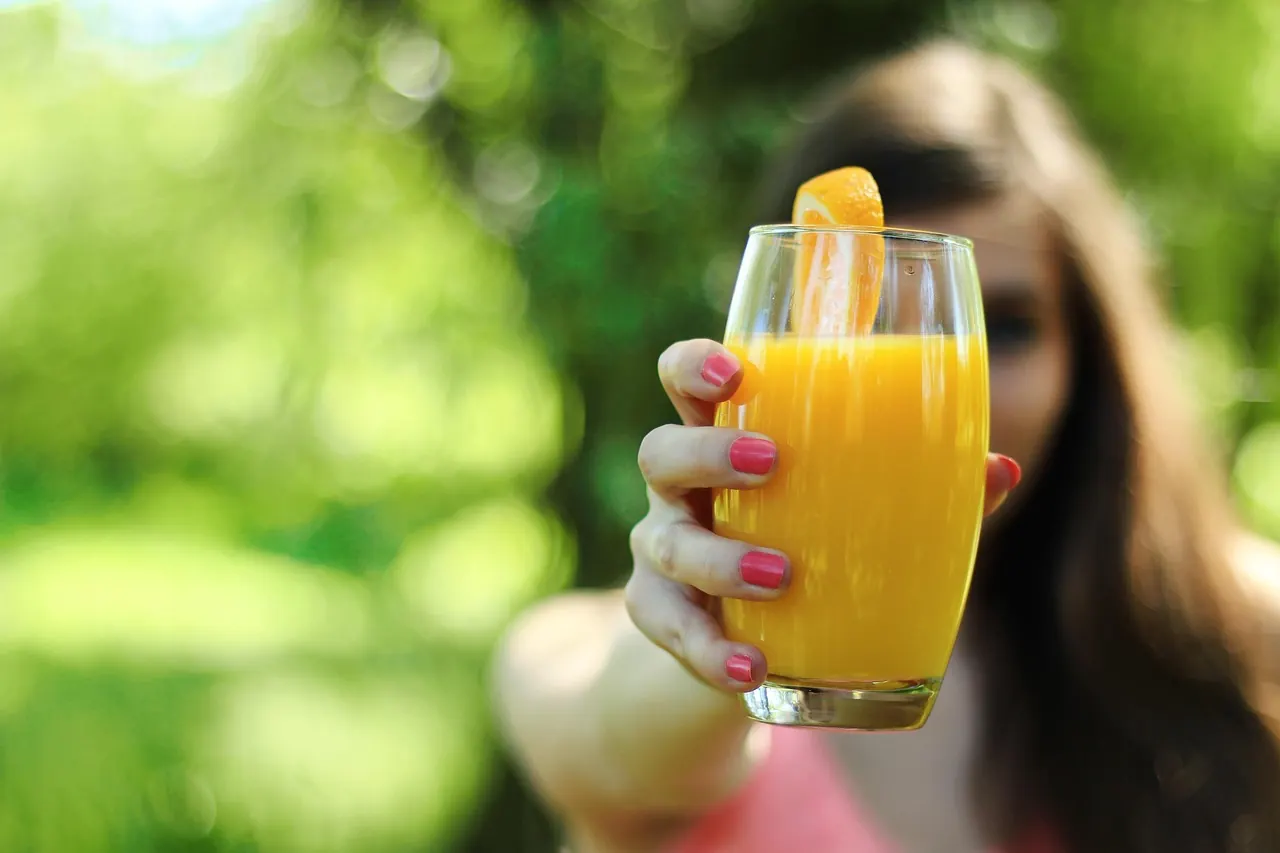 Foto de archivo: vaso de bebida de naranja en polvo