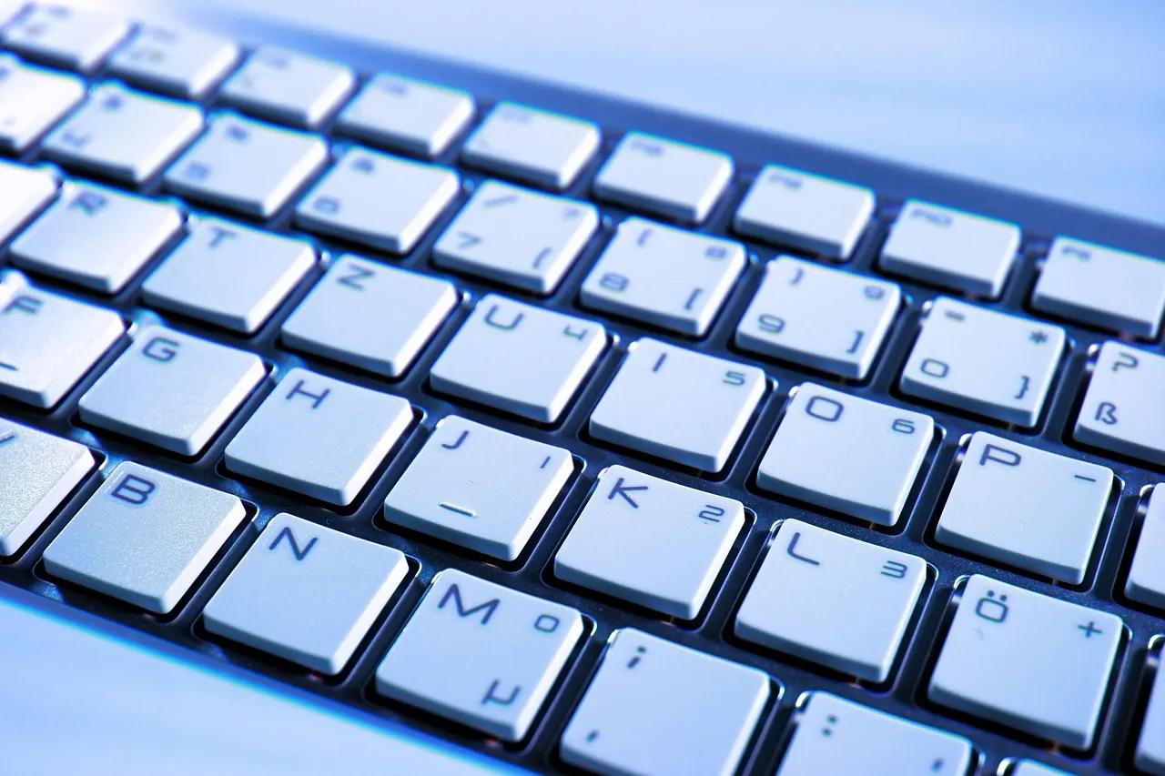 Foto de archivo: teclado de ordenador en la oficina