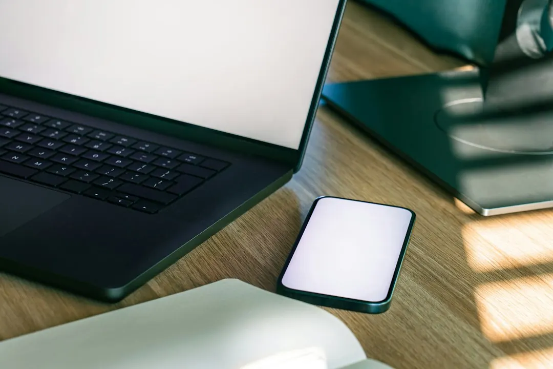 Foto de archivo: un teléfono móvil sobre una mesa vacía