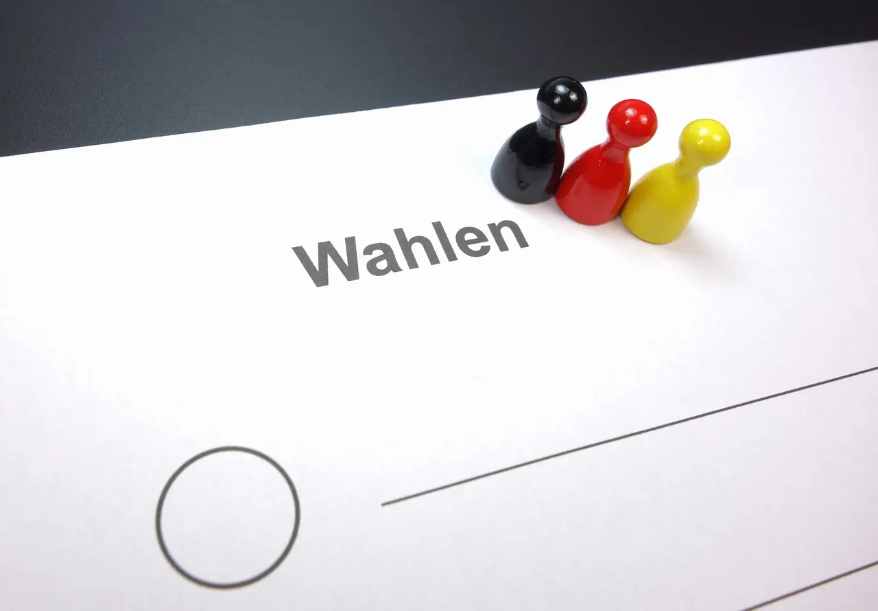 Foto de archivo: papeletas de votación sobre una mesa