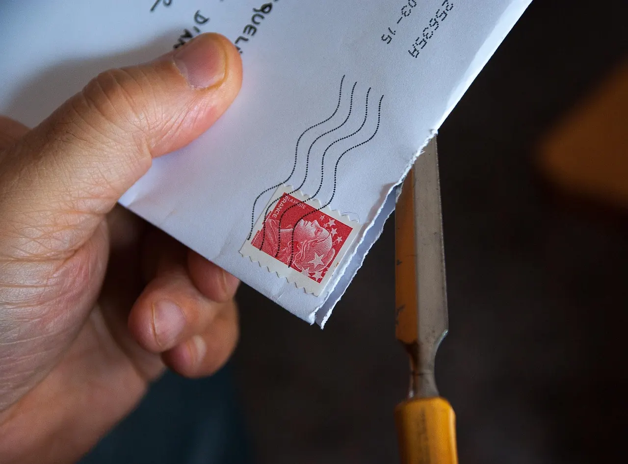 Foto de archivo: sobres electorales para el voto por correo