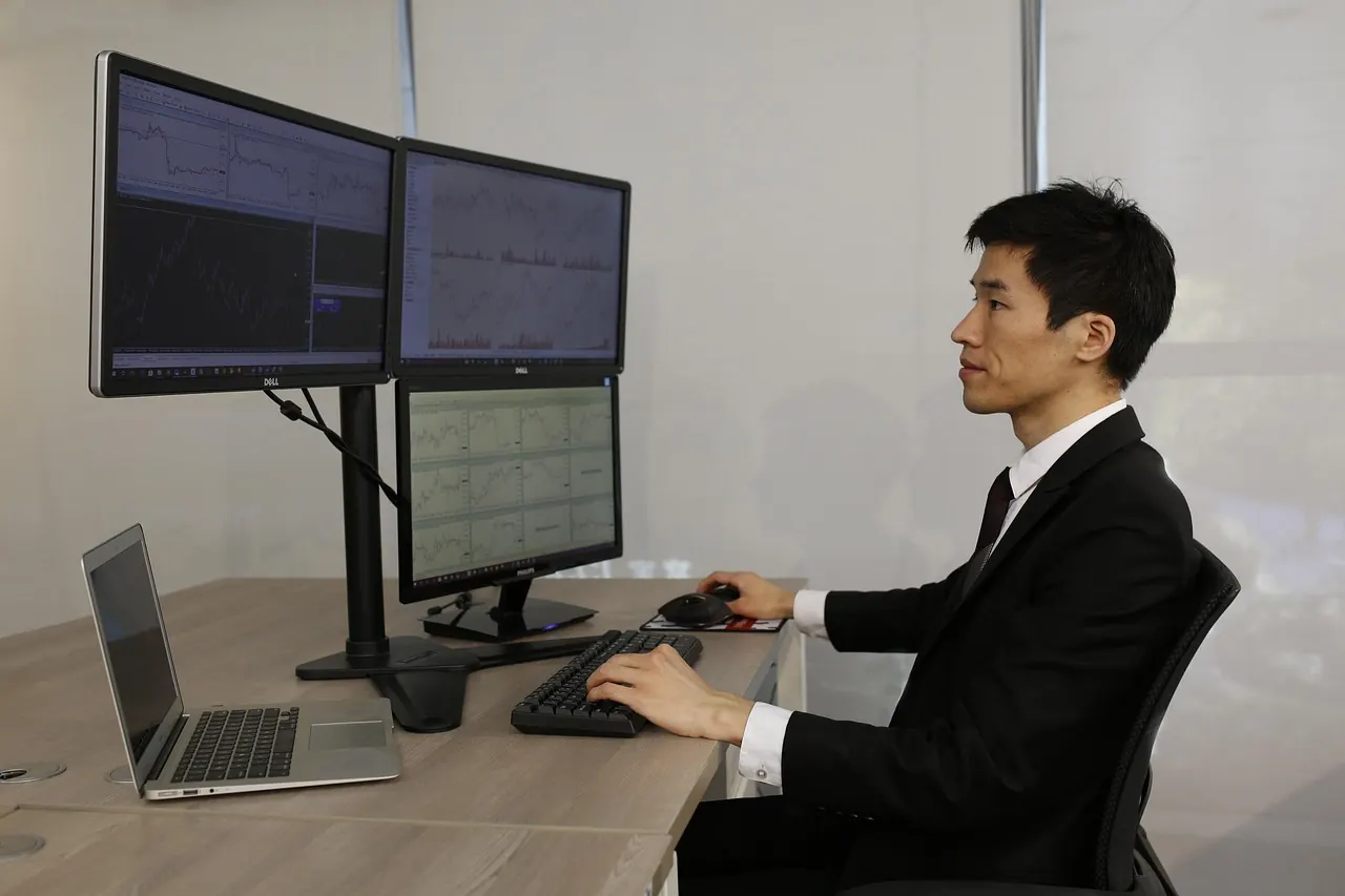 Stock photo: stressed trader sitting at computer desk