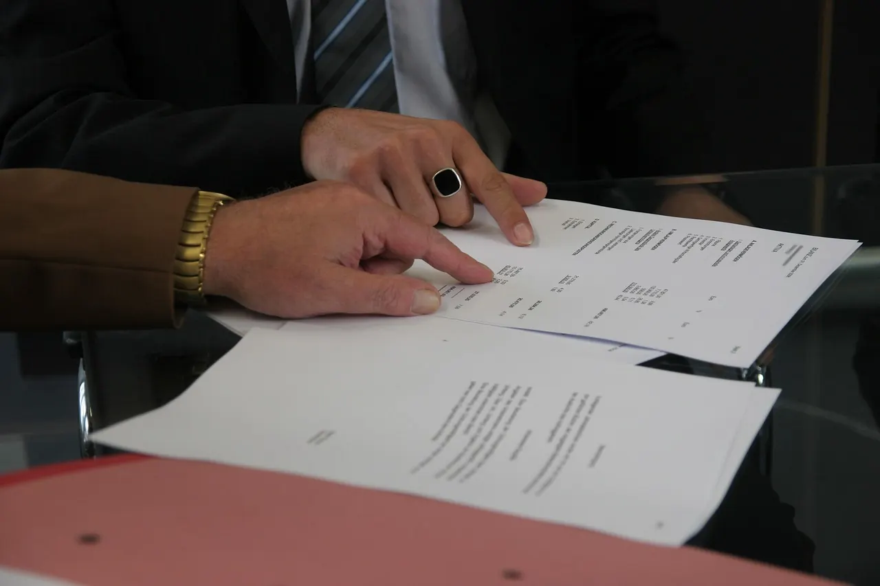Fotografie de arhivă: politicieni semnând un acord oficial la masă