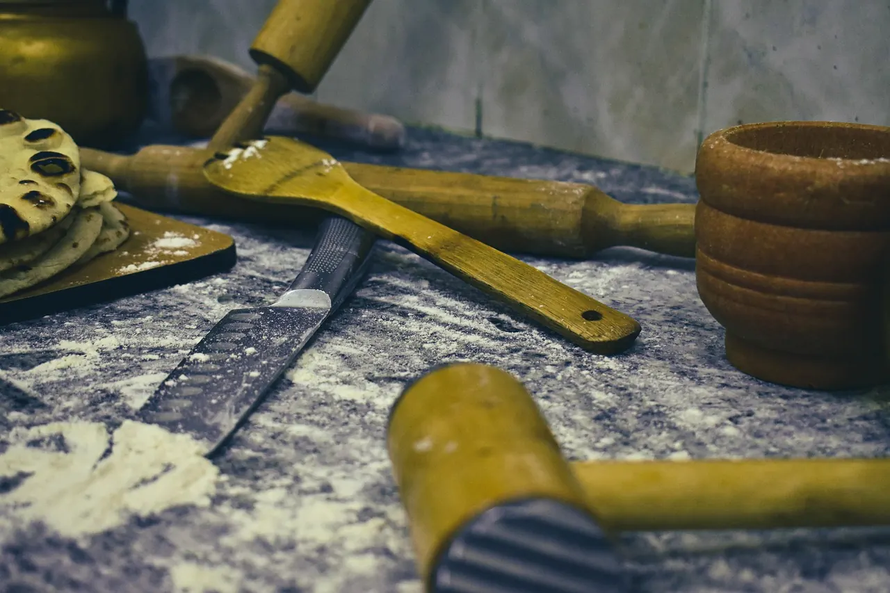 Fotografie de arhivă: prepararea gemului într-o bucătărie rustică
