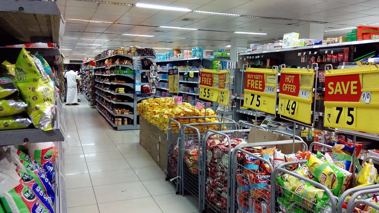 Fotografie de arhivă: etichete de reducere într-un supermarket