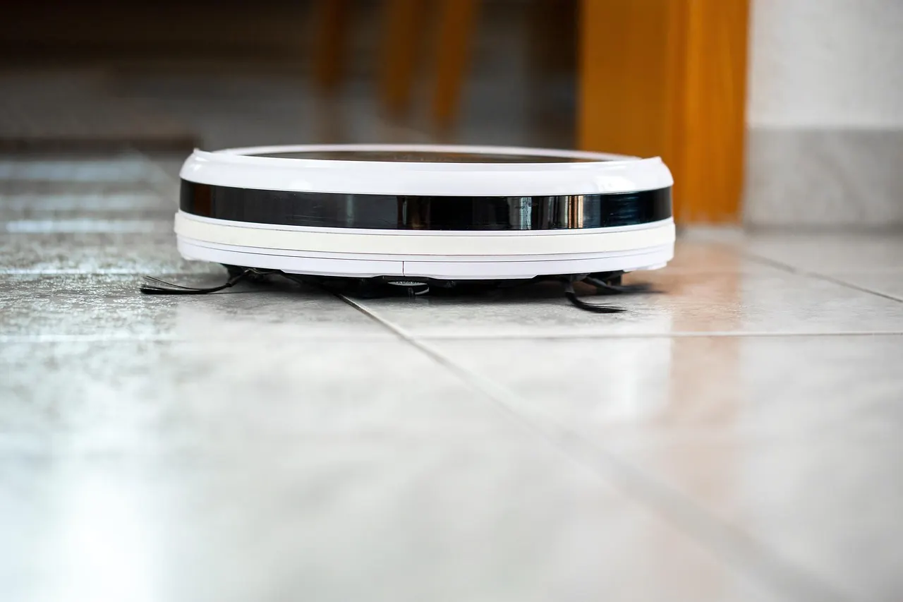Fotografie de arhivă: aspirator robot într-o cameră modernă
