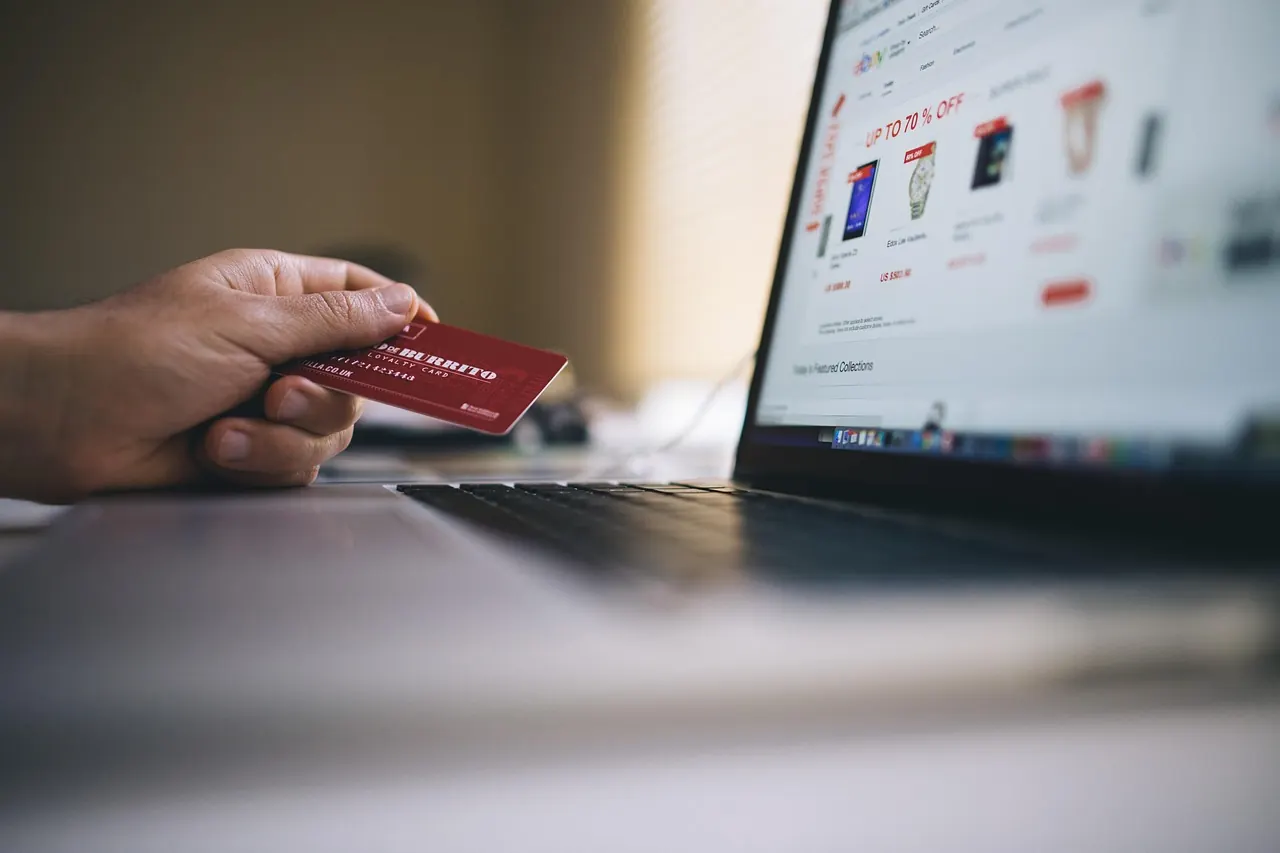 Fotografie de arhivă: plată online pe un laptop