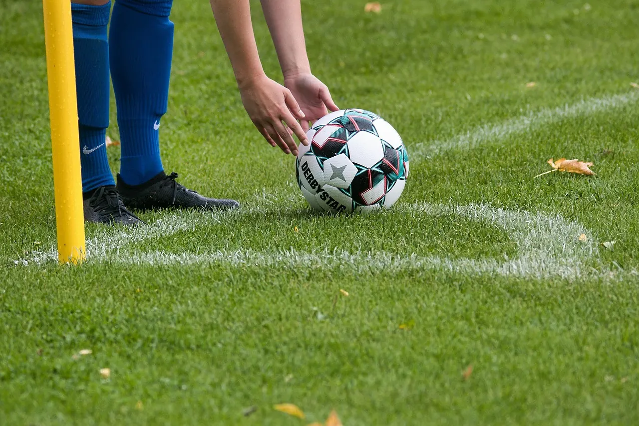 Fotografie de arhivă: jucători de fotbal la un corner