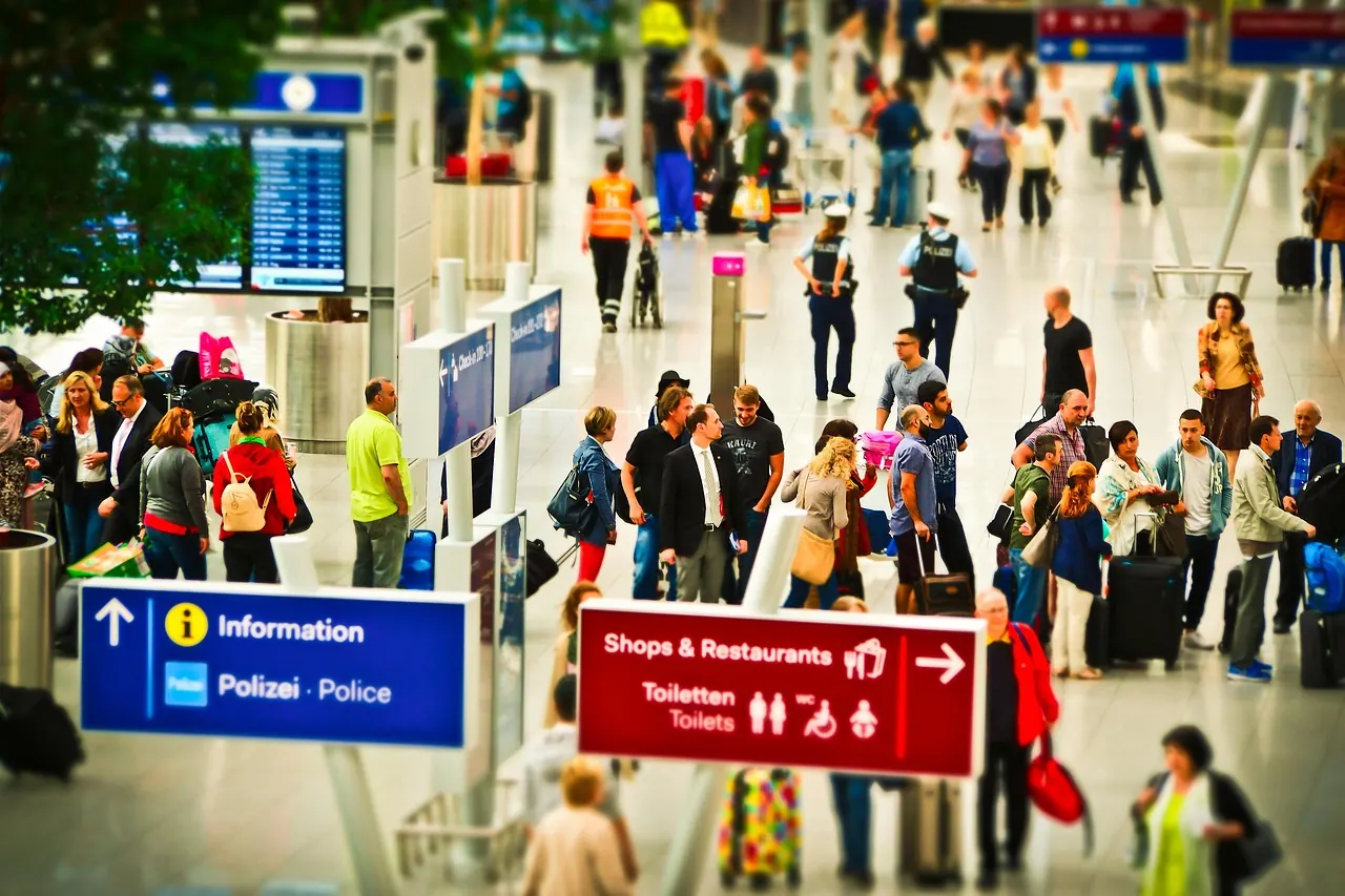 Fotografie de arhivă: oameni la coadă în aeroport